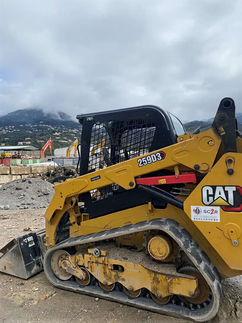 Le chargeur sur chenilles CAT 259 aux couleurs SC2R, sur chantier