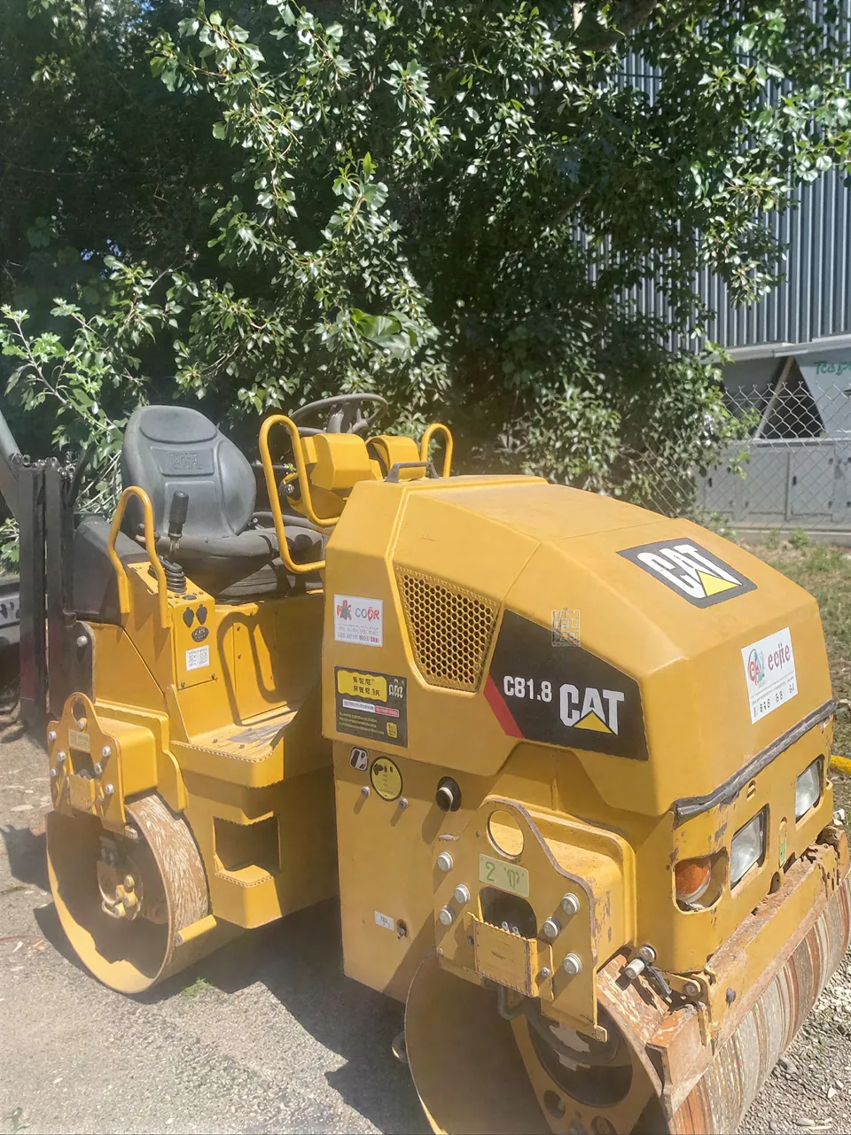Le rouleau compacteur CAT sur un chantier SC2R