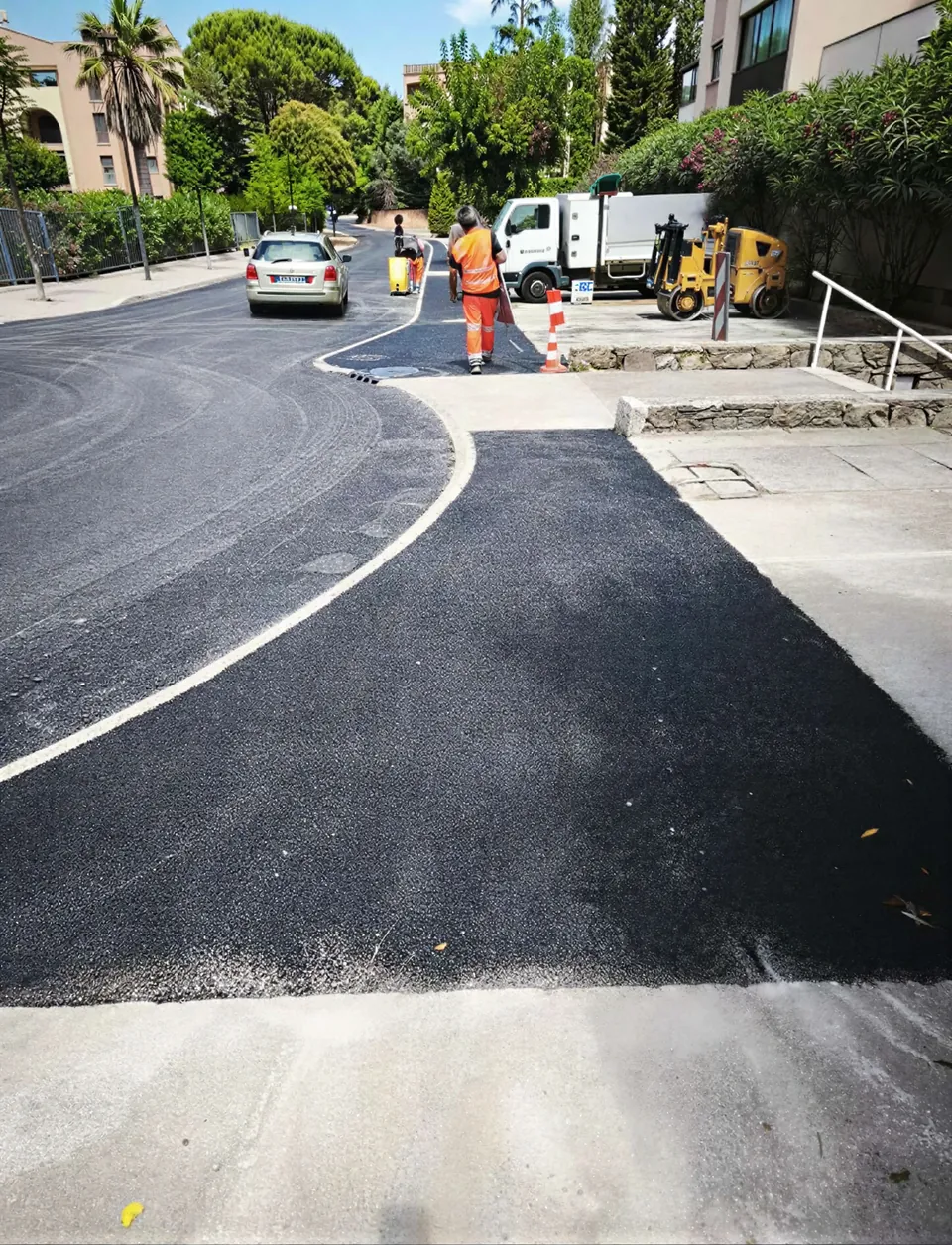 Reprise d'une chaussee en courbe, enrobe neuf et signalisation de chantier