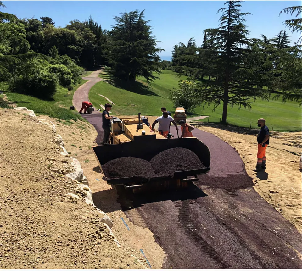 Allee de parc en enrobe colore posee au mini-finisseur